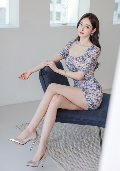 心壹穿搭|女神孙允珠时尚搭配:锻蓝墨彩风铃樱草法兰西洋裙