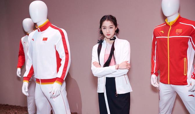 方脸妹说时尚|关晓彤快瘦成麻杆，换蓝色长发变长脸，穿打底衫满身褶皱目测90斤