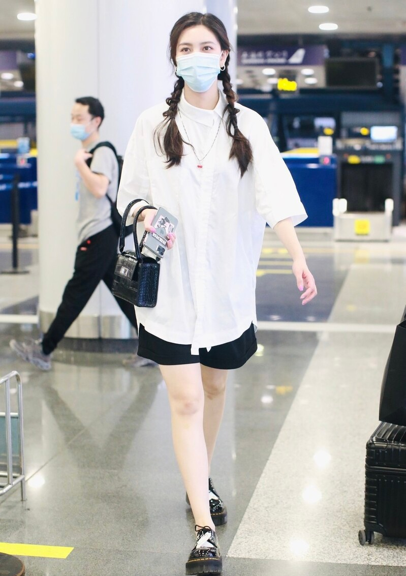 BiuFashion|宋妍霏一颗扣穿搭出圈，兼顾时尚和女人味，“整容式”衣品值得学