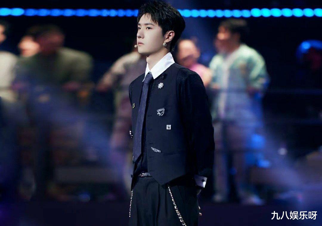 王一博|《街舞4》决赛一触即发，王一博化身“夸夸群主”，彩排背影略显落寞