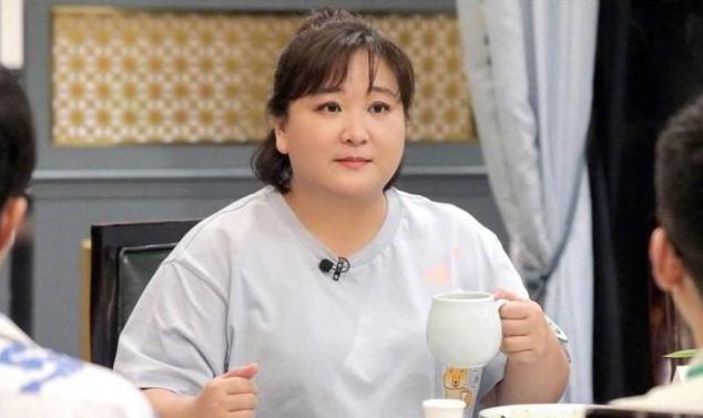 贾玲|现实难瘦P图来凑！贾玲短时间瘦不下来，网友帮助“瘦身”变爱豆