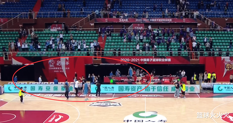 首钢集团|可惜！首钢犯失误被逆转，赛后麦克雷自责离场，全队挥手告别球迷