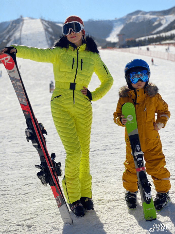 章子怡|章子怡首次带女儿滑雪，5岁醒醒轻松站立，母女在雪地合影超拉风
