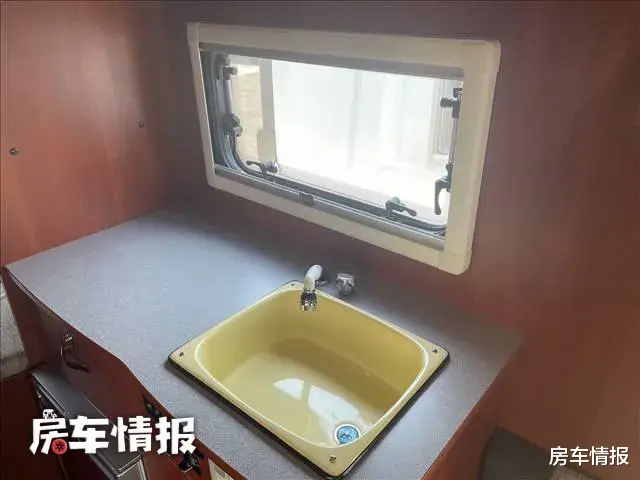 房车|丰田四驱轻卡房车，柴油动力自动挡，长度仅4.9米内部空间却很大