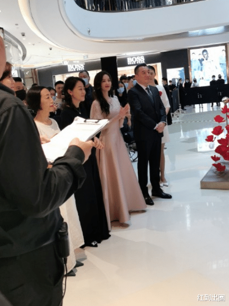 刘诗诗|刘诗诗活动生图美上热搜，穿一字裙显优越肩颈线，同主办方剪彩饮酒