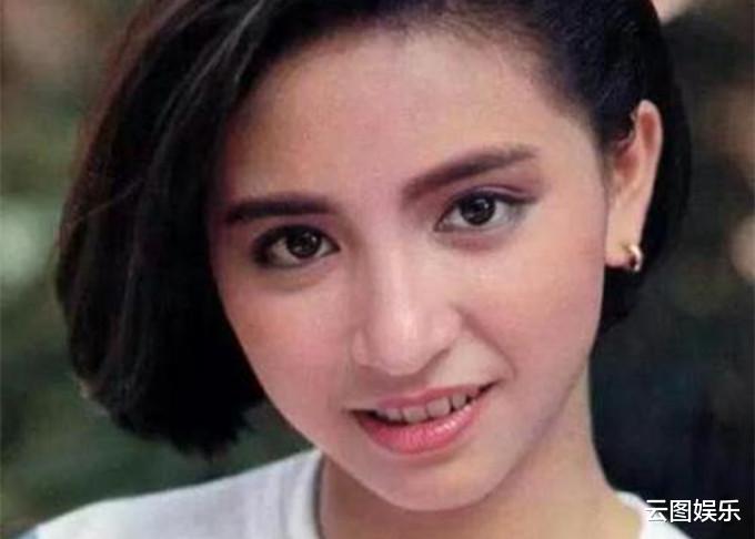 吴婉芳|霍启刚堂妹结婚全家福首曝光，婆婆吴婉芳穿红裙抢镜，54岁仍冻龄