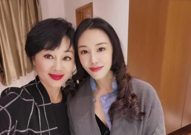 王姬|王姬：28岁嫁初恋，恩爱三十年生两子，幸福背后有心酸和悔恨