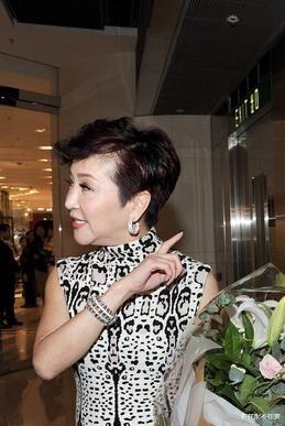 衣在配不在贵|谢霆锋妈妈70岁了还很潮，穿豹纹裙大气优雅，一眼看出是不是阔太