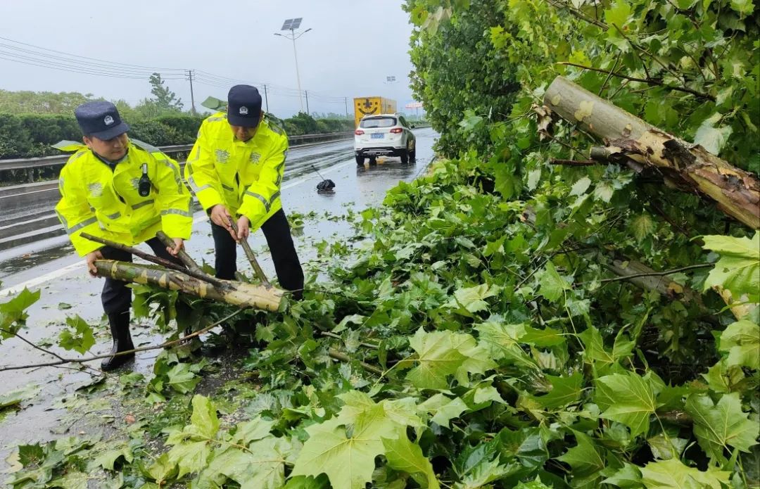 沭阳 沭阳一男孩大雨中欲跳河轻生！