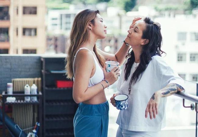 王敏德|56岁王敏德宣布大女儿将与女朋友结婚，不介意两人一起怀孕！