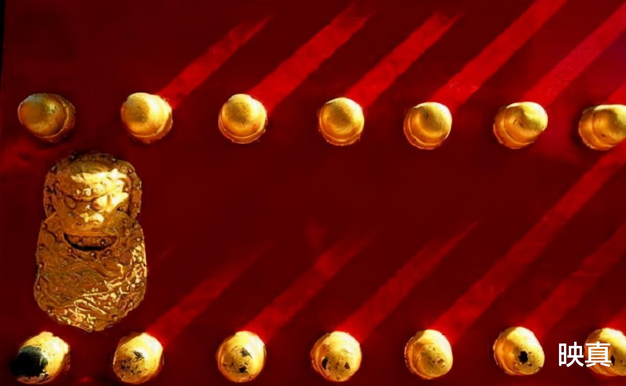 故宫|故宫门上的81颗门钉，导游为何说：命格硬的可以试试？