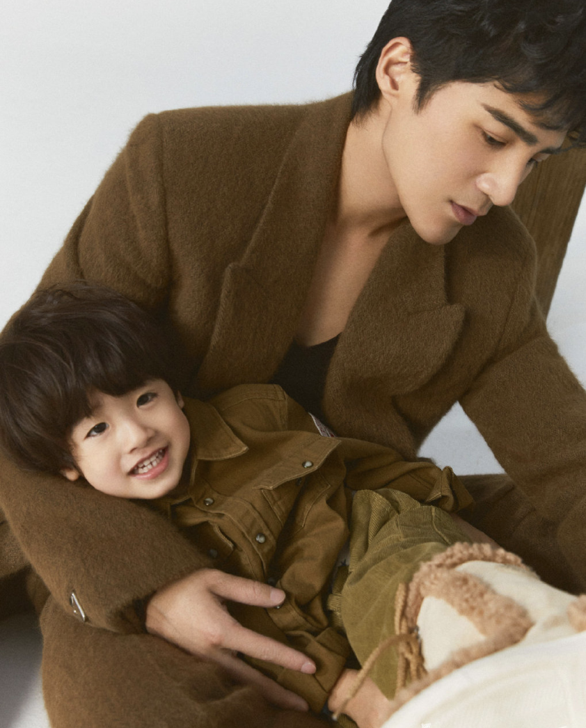 橱窗|姜潮携子拍写真，丹尼尔帅气可爱不输爸爸，父子俩堪称颜值天花板