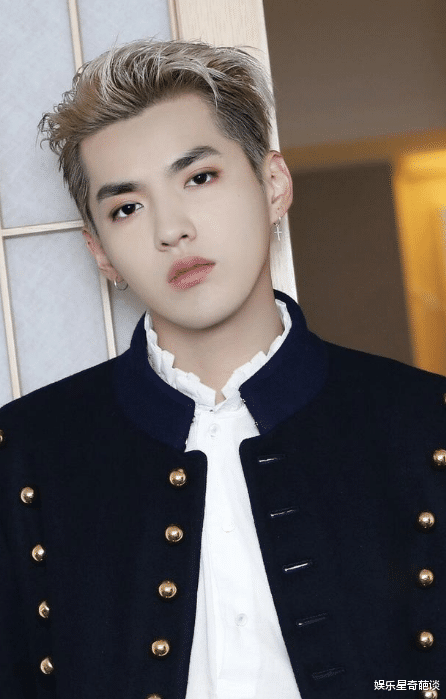 都美竹|都美竹风波后吴亦凡首现身， 躬身驼背，无精打采和镜头打招呼