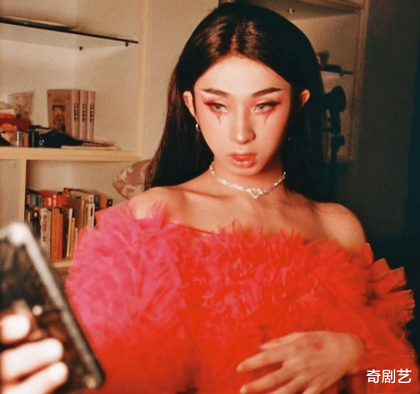 伊能静|伊能静19岁爱子官宣恋情，深夜合照，女友颜值高！