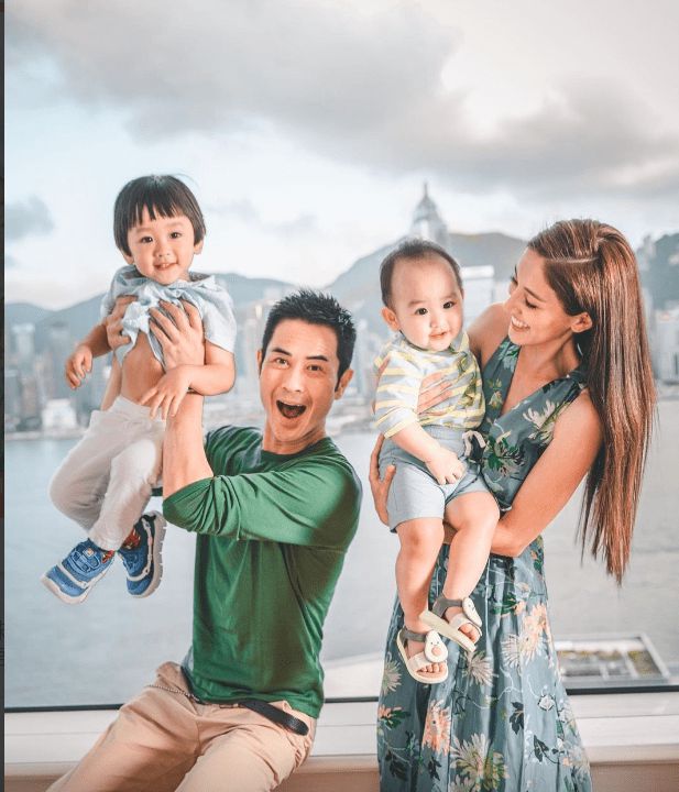 郑嘉颖|郑嘉颖妻子穿黑纱在地铁口唱歌，瘦得过分令人心疼