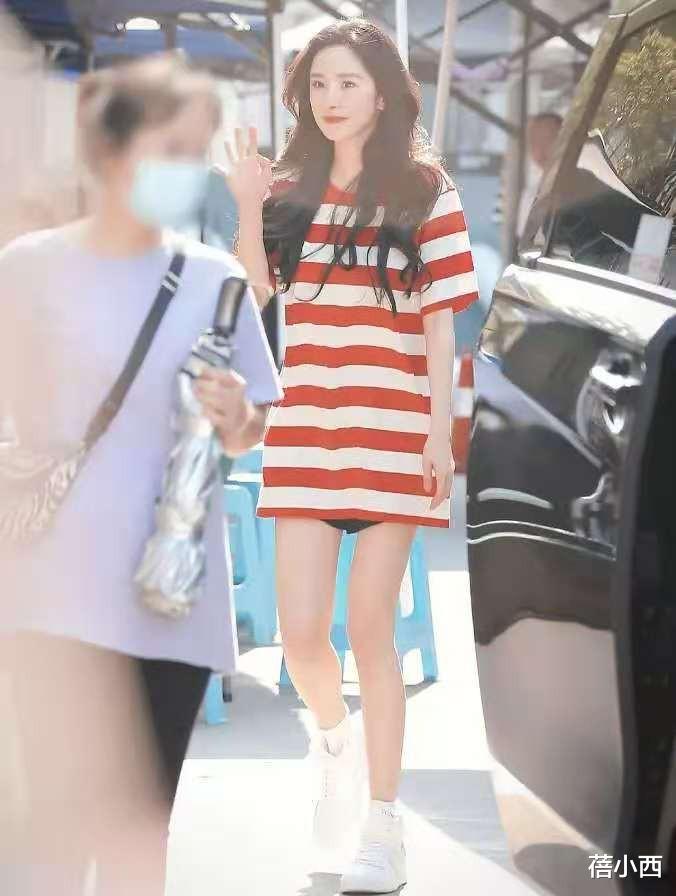 蓓小西|杨幂走在时尚的尖端，印花衬衫配牛仔裤简约高级，这气场不服不行