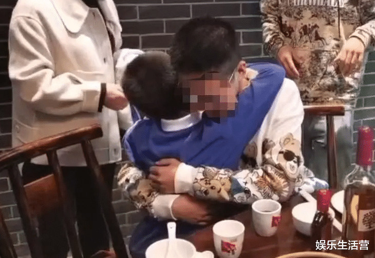 鲜花|孙卓手捧鲜花回乡，人群拥簇笑容难掩，被拐14年，他失去了什么？