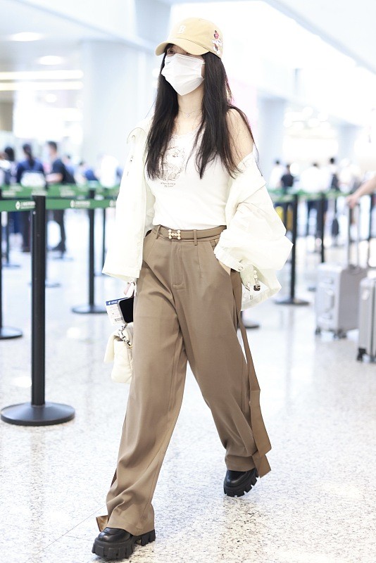 小白爱美搭 李小璐与甜馨穿棕色亲子装，看着更像是“姐妹”，双麻花辫真显嫩