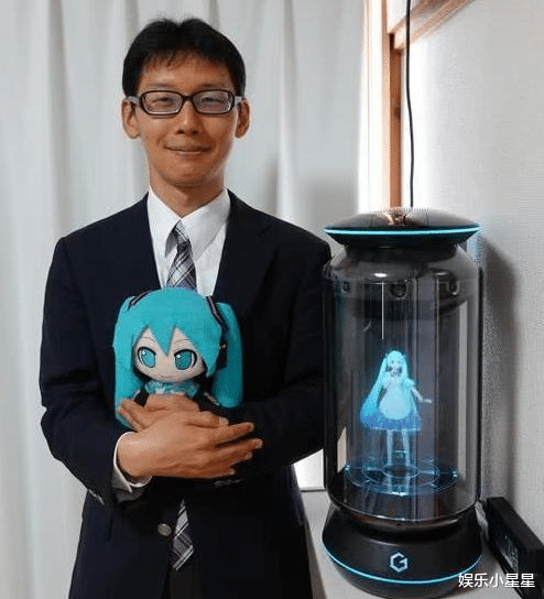 娱乐小星星|还记得一年前与初音结婚的日本男子么，现在的初音“长大”了！