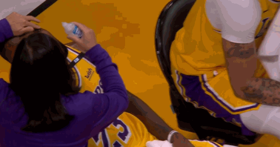 勒布朗·詹姆斯|詹姆斯谈制胜三分：当时看到3个篮筐！浓眉调侃：我们得多戳他的眼睛