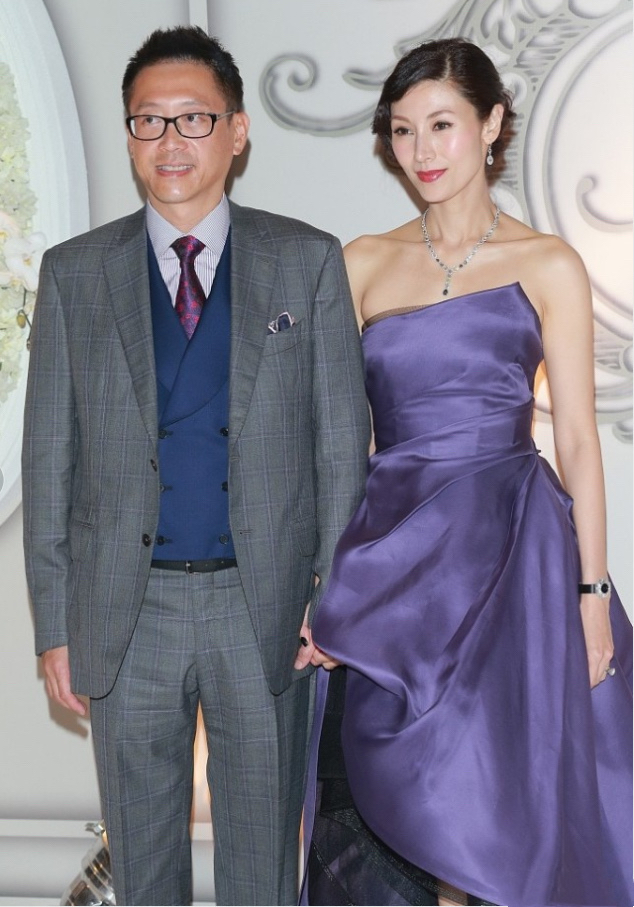 李嘉欣|李嘉欣不愧第一美女,紫色抹胸裙高雅贵气,身旁许晋亨西装挺时髦