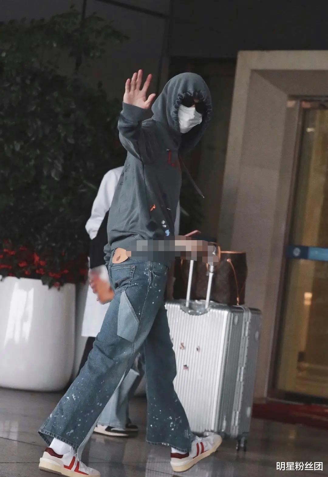 张哲瀚|张哲瀚机场造型曝光，网友感到迷惑，刻在DNA里的土