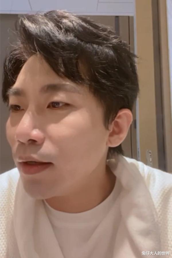 无法抗拒的他|德云社何九华直播，却被助理在线拆台，网友：九华到底说了什么呢