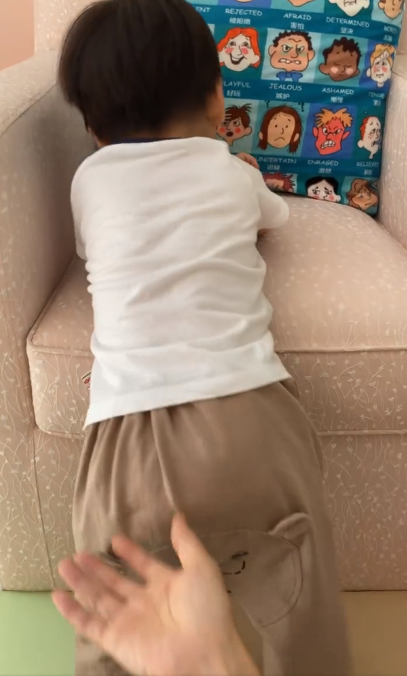 章子怡|章子怡太偏爱儿子！儿子第一次过六一，穿小熊裤子爬沙发太呆萌