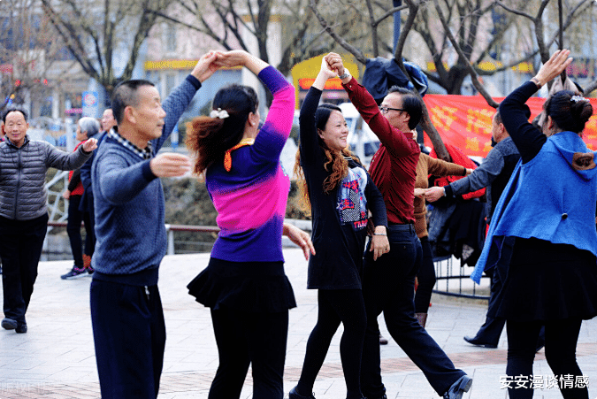 安安漫谈情感|为什么喜欢跟别人的老公跳舞?52岁舞伴:关系很纯洁,你们想多了