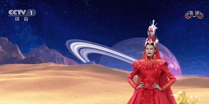 周冬雨|关晓彤手链16万，周冬雨耳环15万，都比不过佟丽娅的小巧配饰