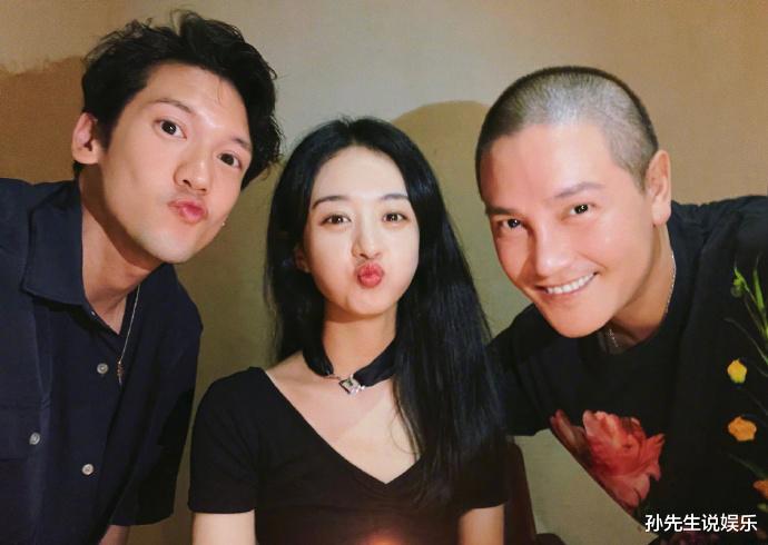 杨幂|赵丽颖拽两男星提前庆生引热议，与冯绍峰昔日甜蜜互动仍不舍删