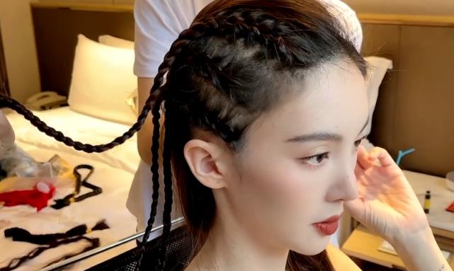 金晨|金晨卧室被拍，无意扫到床头一红袋子，看清是什么：形象不要了？