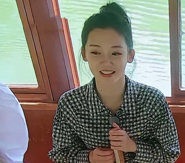 苗苗|苗苗挨着baby吃午饭，有谁注意她手上的东西，瞬间看出差距