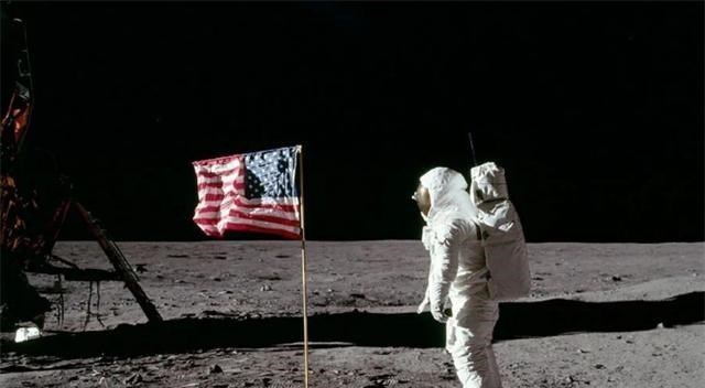 月球 月球插上五星红旗,美国登月却再遭质疑:为何美国的国旗会飘?