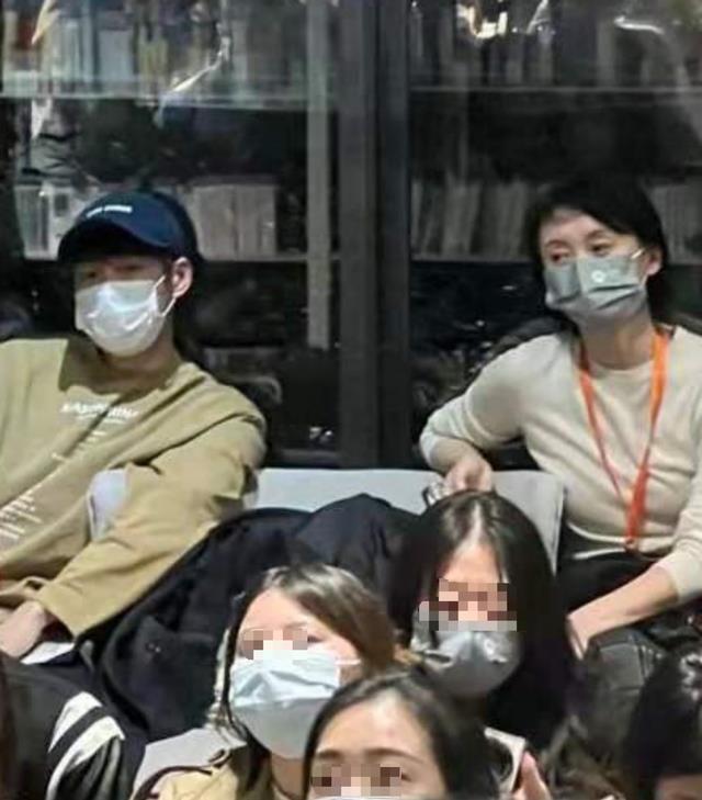 孙莉|黄磊妻子孙莉现身明星会，和何炅台下热聊，同行的还有吴越张艺兴