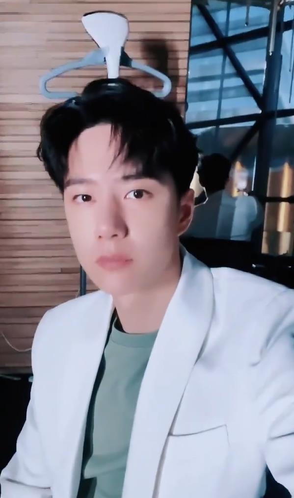 王一博|王一博发变装秀告别百里弘毅，网友：背景墙都快被你带出圈了