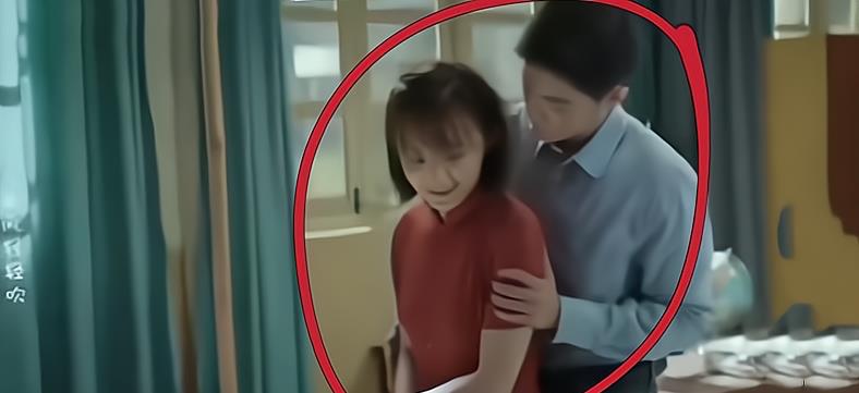 戚薇|肖战“结婚”后太主动了!见面就抱阿秀,还把女生手踹自己裤兜里