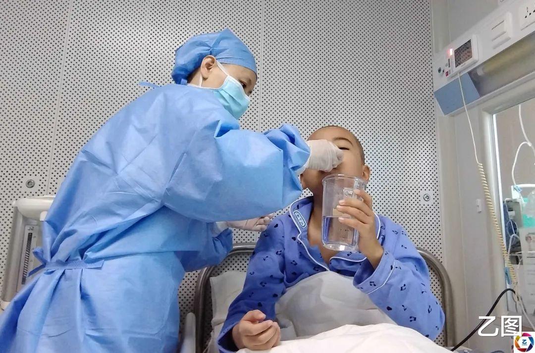 医院|寒风中男子坐在地上啃干馒头，得知他的作息时间后，所有人都心疼