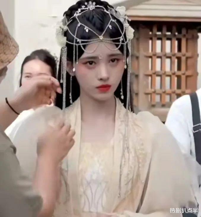 |鞠婧祎《花戎》再出路透，她终于放下包袱了，新发型像丫鬟