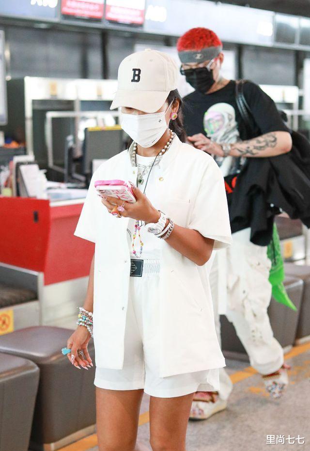 吉克隽逸|恋爱实锤!吉克隽逸首次带男友走机场,向190男友撒娇炫耀美甲