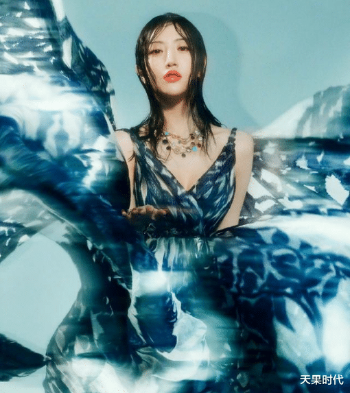 黄晓明|景甜玩湿发拍大片，却被吐槽像“水鬼”，有颜也不能这么任性