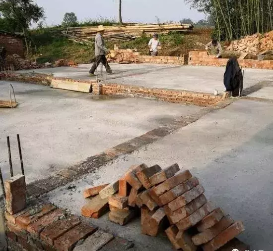 购房置业|不顾妻儿反对砸40万回农村建房,完工后发现农村建房不如城里买房