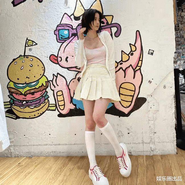 欧阳娜娜|欧阳娜娜穿百褶裙拍大片，腿部状态引起热议，评论数超过600条