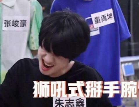 朱志鑫|朱志鑫在公司门口自拍，有一种女友视角的画风，病娇感十足