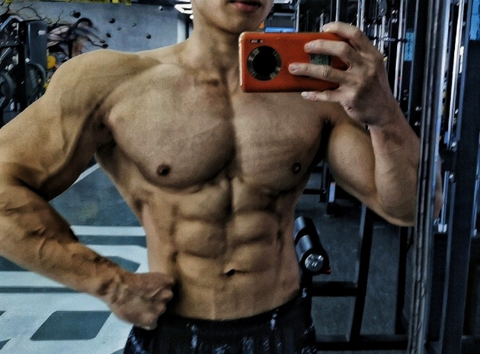 健身圈一哥|健身私教一身腱子肉,胸肌打造成巨无霸,翘臀堪比偶像苏炳添!