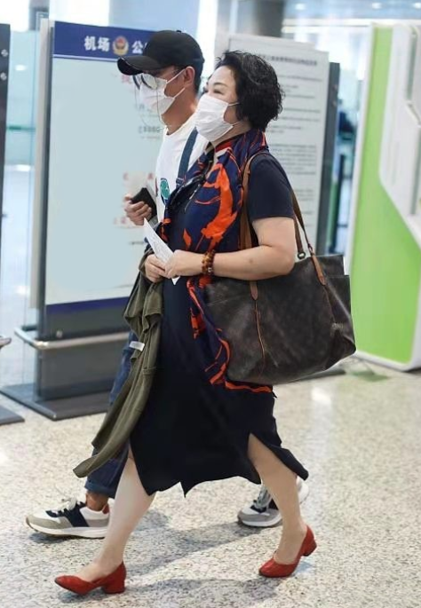 美人哒 文章离婚后越来越放飞!穿背带裤似叛逆少年,六旬老妈打扮更时髦