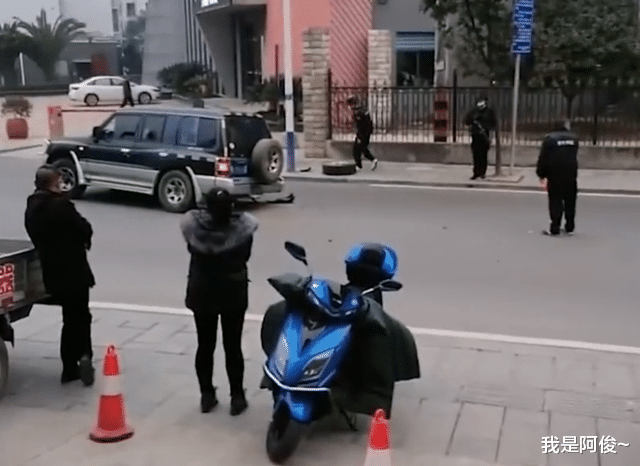 湖北一女司机错把刹车当油门猛撞运钞车,网友:双方都害怕极了!