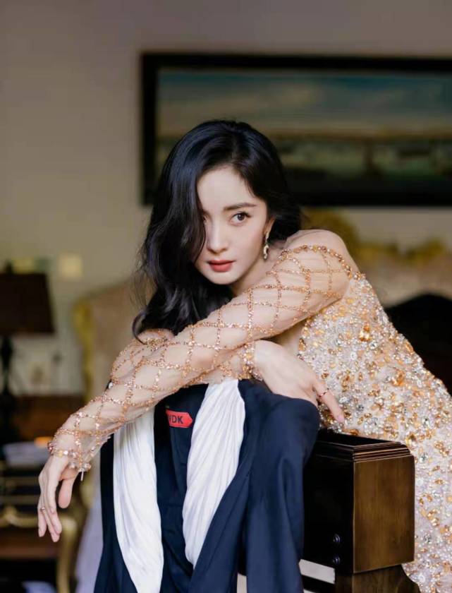 诗妮娜贵妃|杨幂红毯现场变装,先穿黑白拼色裙秀美腿,后化身辣妹秀婀娜多姿好身材