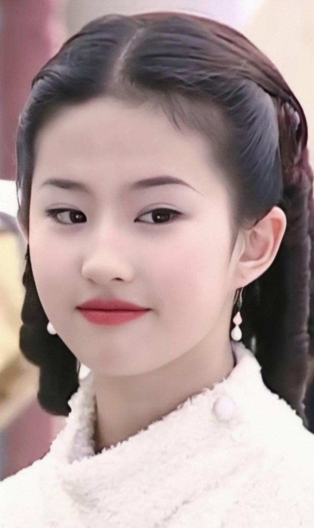 修图|知名颜值网红未P图照流出，真人与美颜后违和，网友让她开修图班