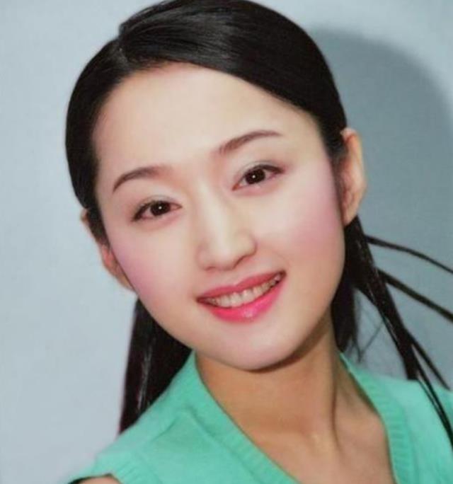 杨钰莹|杨钰莹深夜回宿舍被抓拍,有谁注意她脚上穿啥?普通大妈不敢尝试